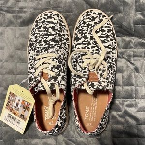 NWT. Tom’s animal print sneakers.